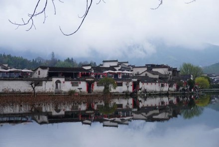 图14.白墙黑瓦，烟雨宏村

