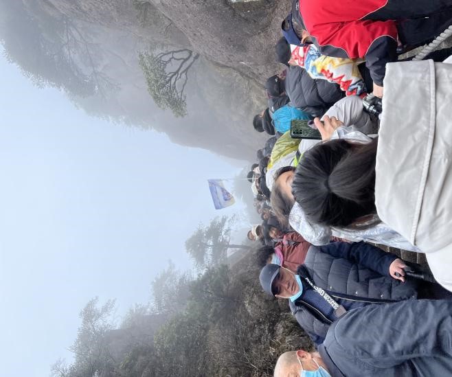 图6. 课题组同心协力登高山