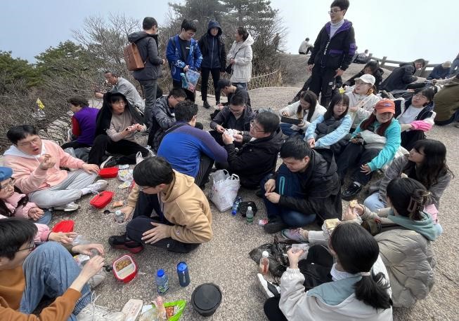  图9.鳌鱼峰大饱口福